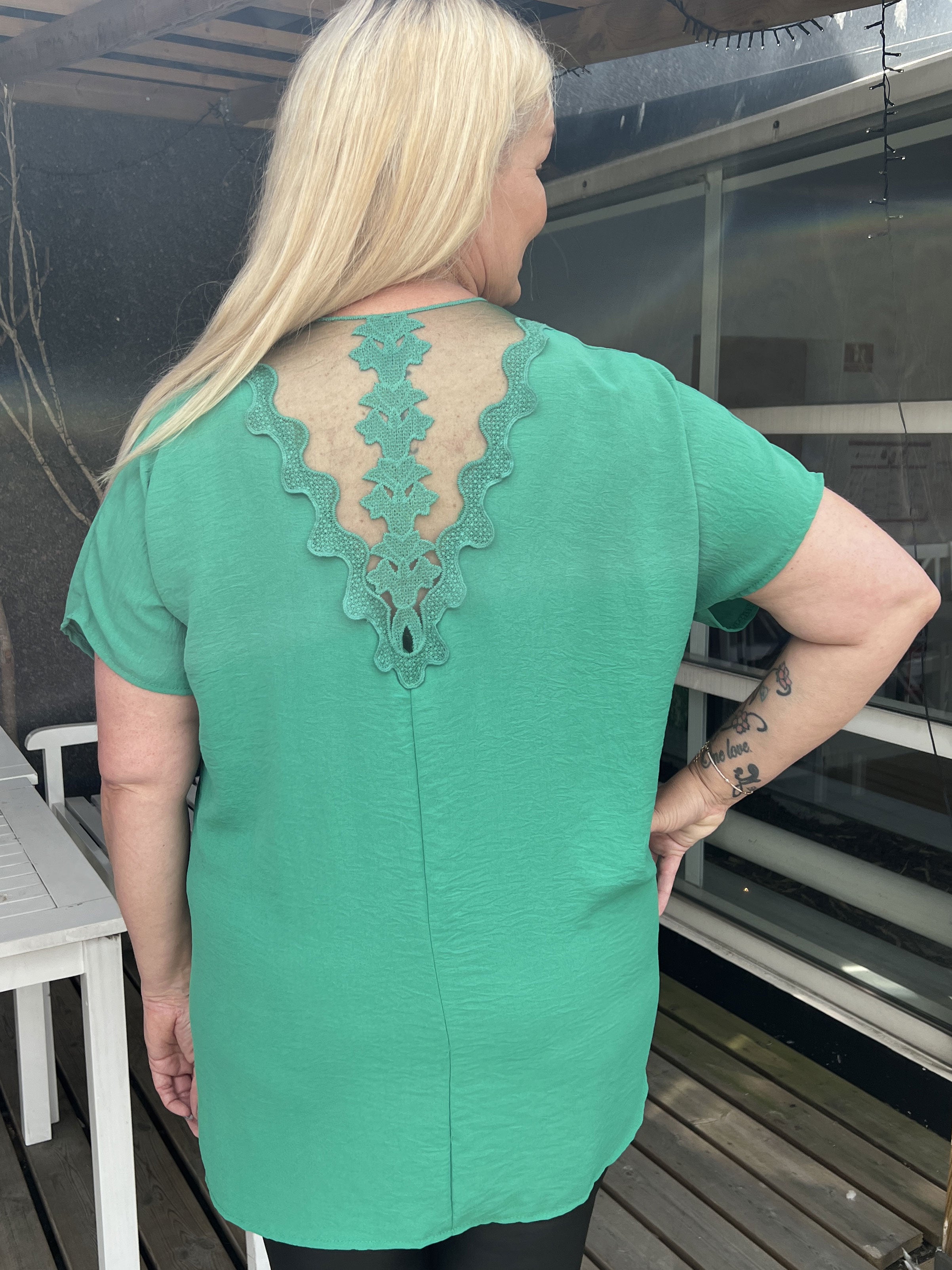 Katrine - Sød plus size tunika med blonde i ryggen